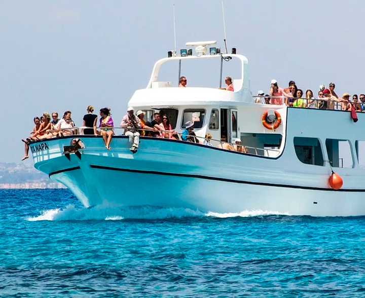 Mágico Paseo en Yate Todo Incluido por la Bahia del Callao, Lima - Perú