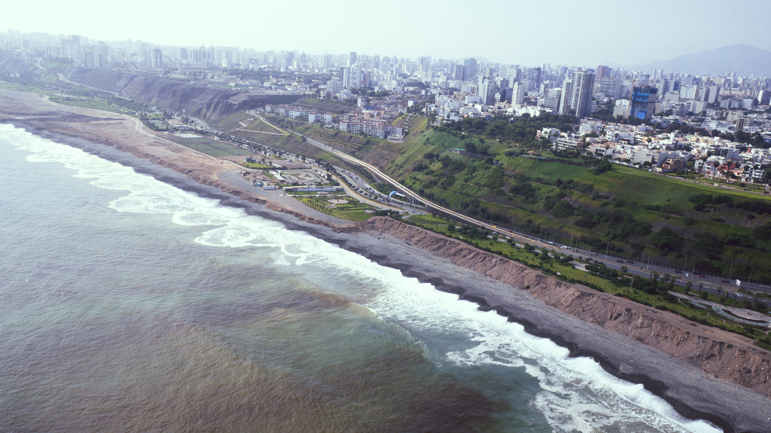 Publicidad Aérea en Parapente Por La Costa Verde de Lima, Perú
