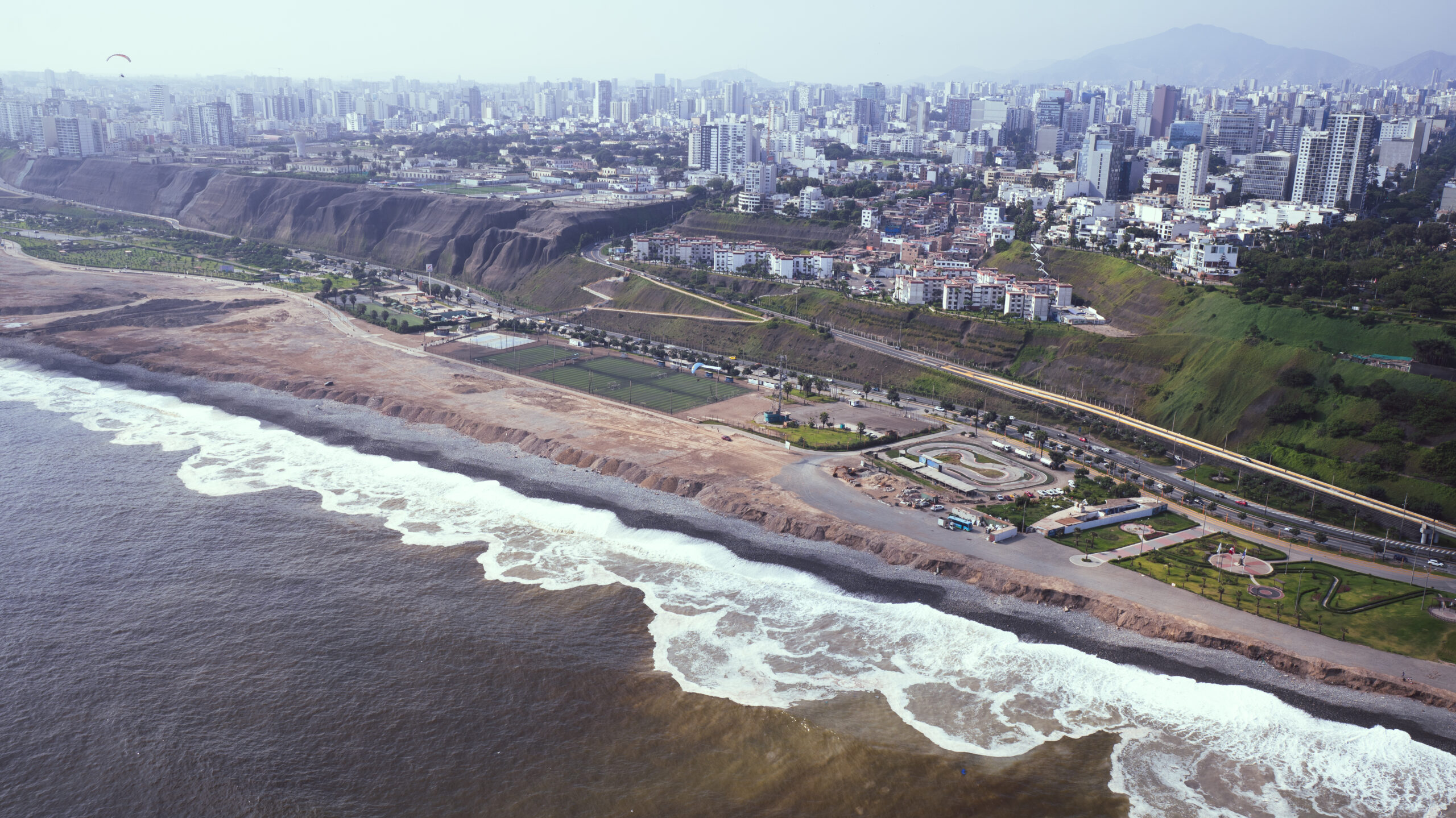 Publicidad Aérea en Parapente Por La Costa Verde de Lima, Perú