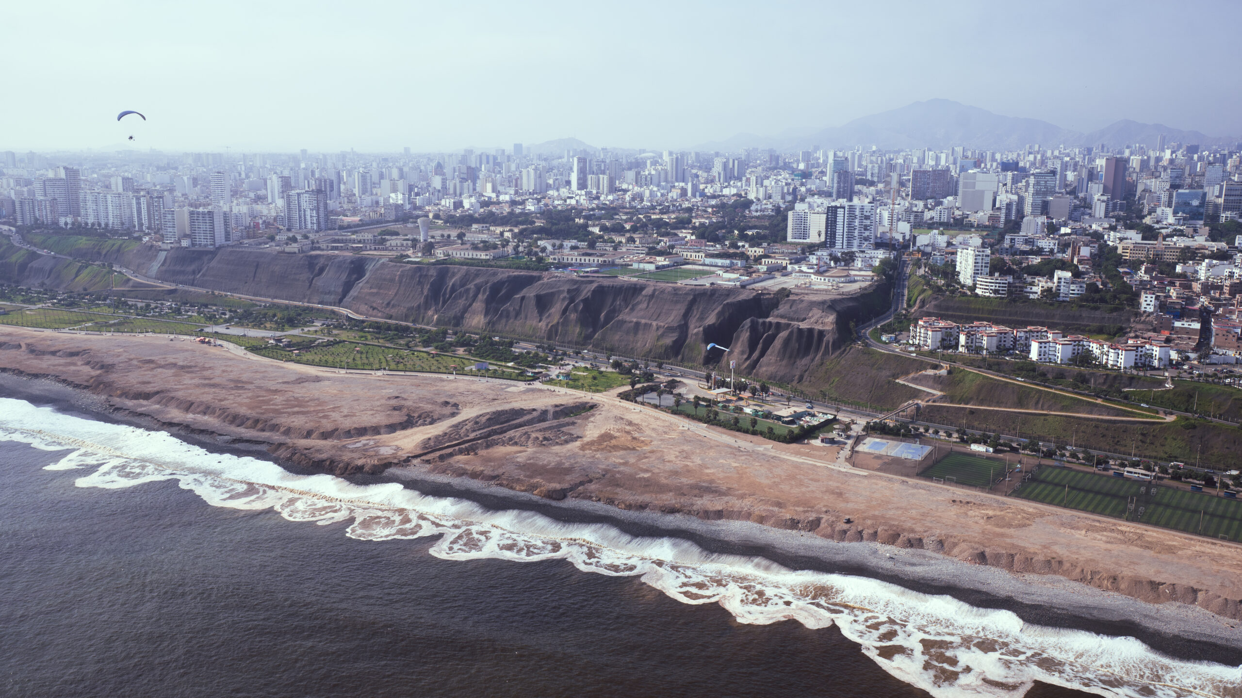 Publicidad Aérea en Parapente Por La Costa Verde de Lima, Perú