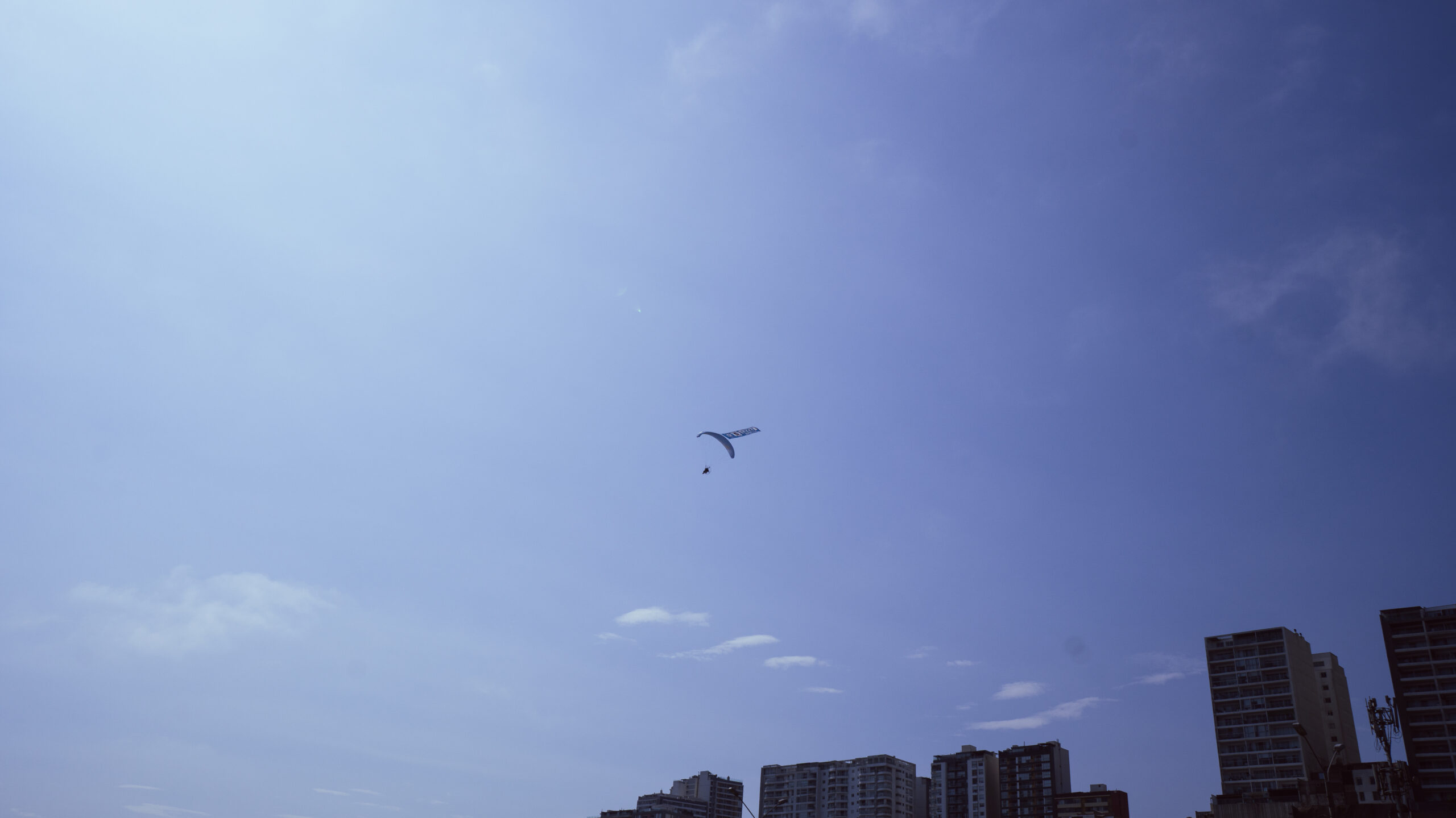 Publicidad Aérea en Parapente Por La Costa Verde de Lima, Perú