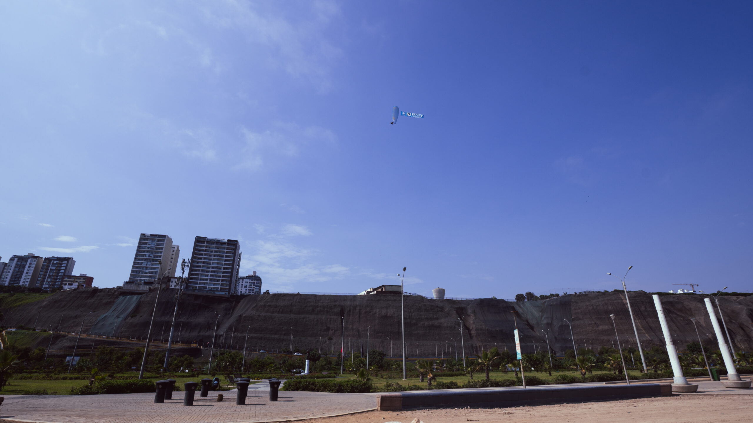 Publicidad Aérea en Parapente Por La Costa Verde de Lima, Perú