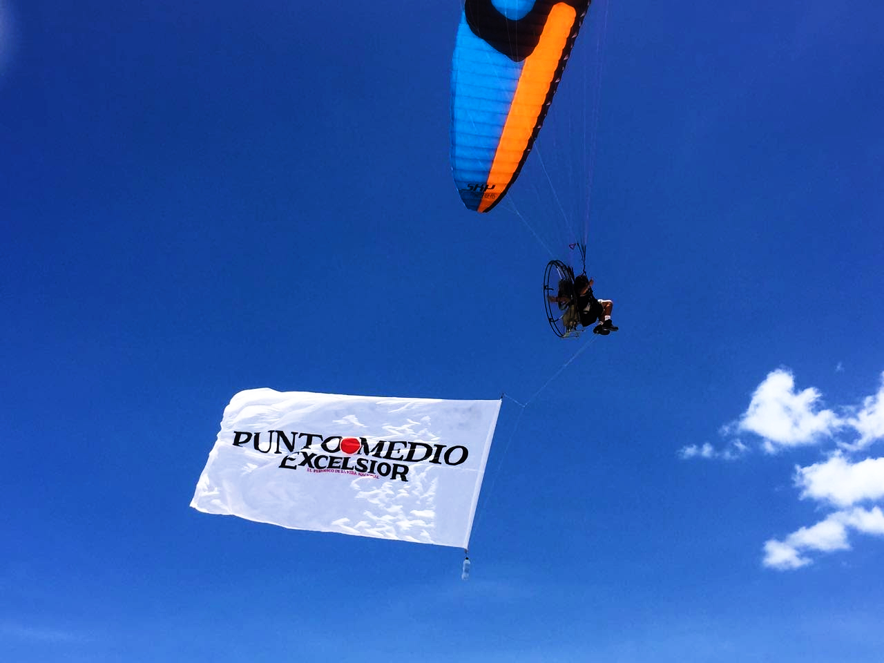 Publicidad Aerea en Parapente Por La Costa Verde Lima - Peru (9) Publicidad Aerea en Parapente Por La Costa Verde Lima - Peru (9)