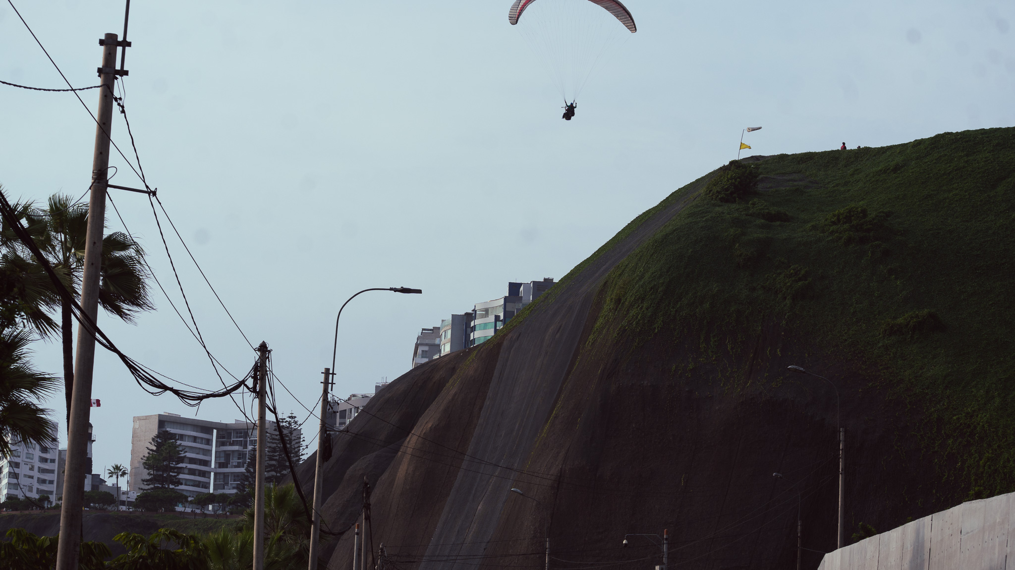 Publicidad Aérea en Parapente Por La Costa Verde de Lima, Perú