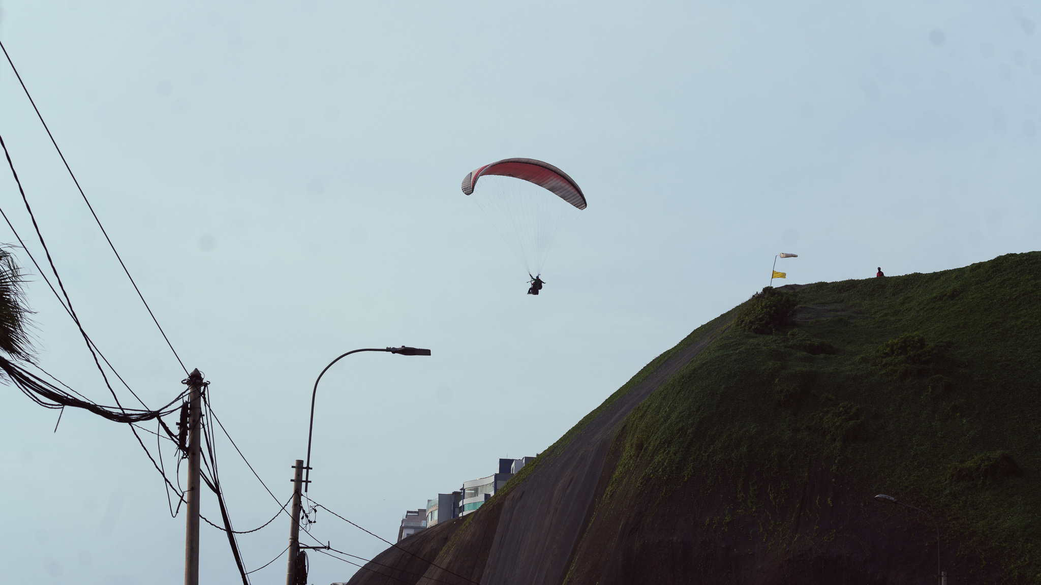 Publicidad Aérea en Parapente Por La Costa Verde de Lima, Perú