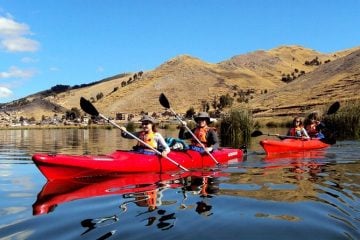 پونو، پیرو میں ٹائٹیکا جھیل پر کیاک کرایہ پر لینا اور ٹور