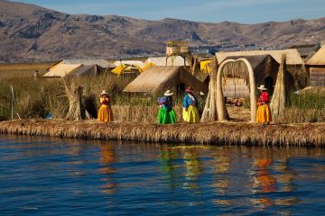 Navegar a Las Islas Flotantes Urus del Lago Titicaca en Puno, Perú