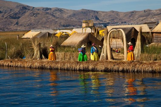 Navegar a Las Islas Flotantes Urus del Lago Titicaca en Puno, Perú