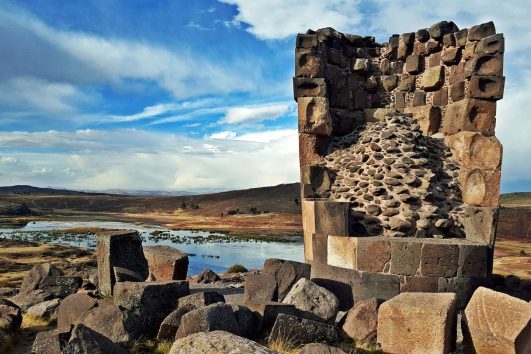 পেরুর পুনোতে চুলপাস দে সিলুস্তানি প্রত্নতাত্ত্বিক অভয়ারণ্যে ভ্রমণ