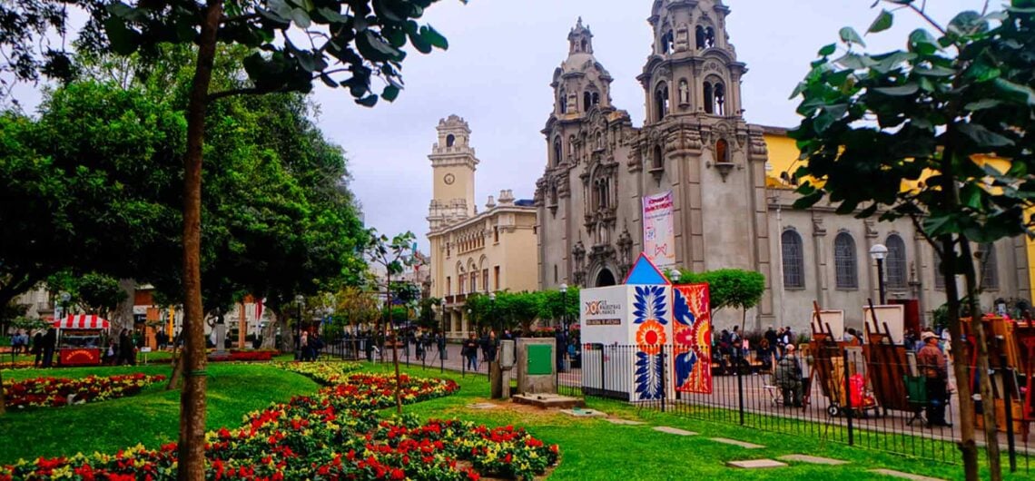 Cultura y Costumbres en el Corazón del Parque Kennedy Miraflores