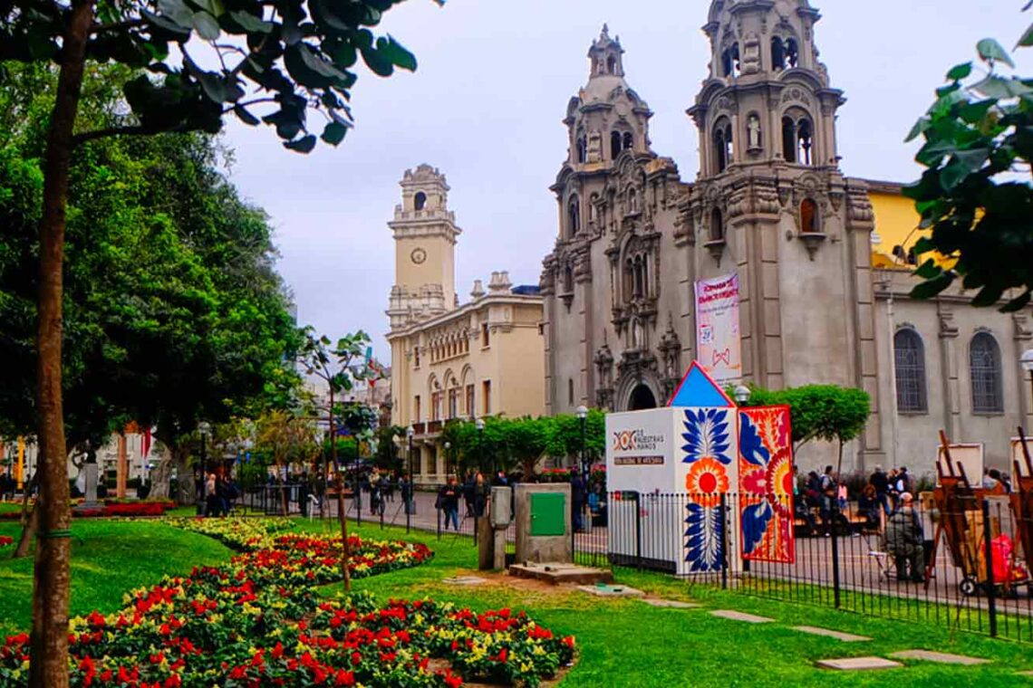 Cultura y Costumbres en el Corazón del Parque Kennedy Miraflores