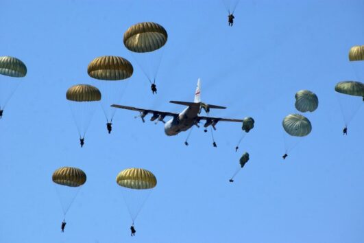 Introducción al Curso Básico de Paracaidismo Militar Perú
