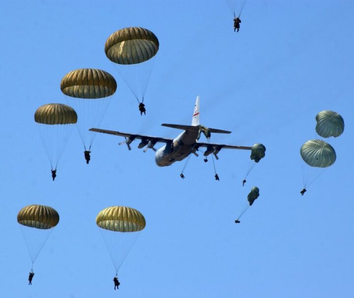 Introducción al Curso Básico de Paracaidismo Militar Perú